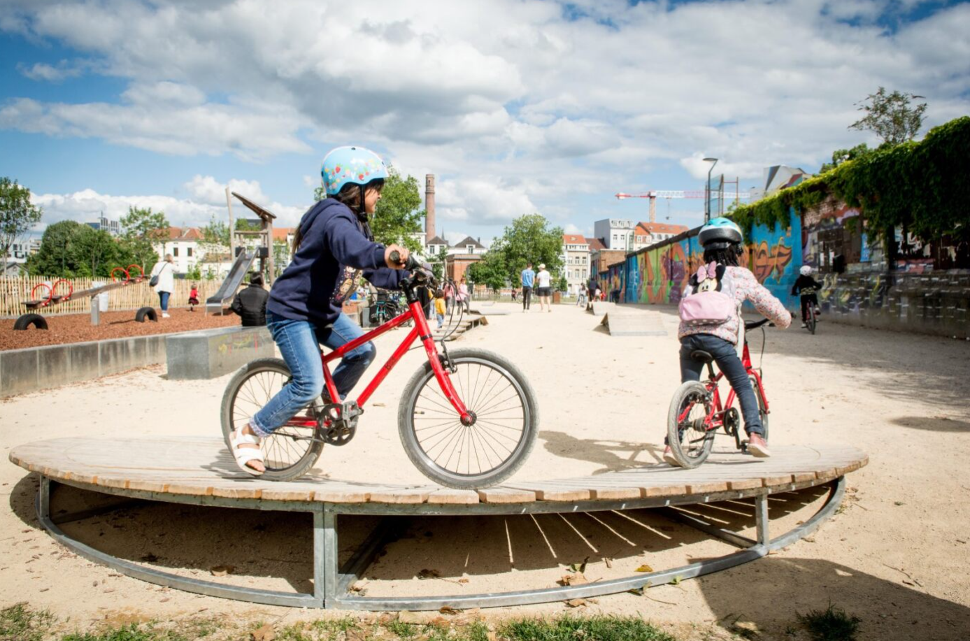 Kinderen op de fiets in het bikepark van het Ninoofsepoortpark.