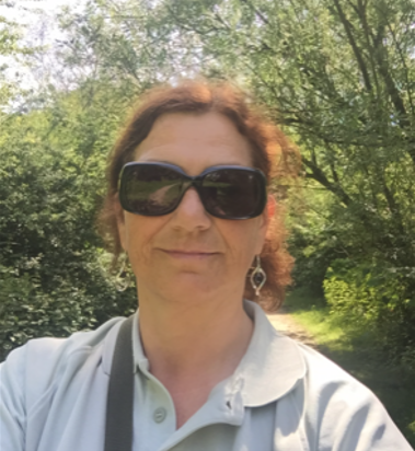Een foto van Véronique in het bos.