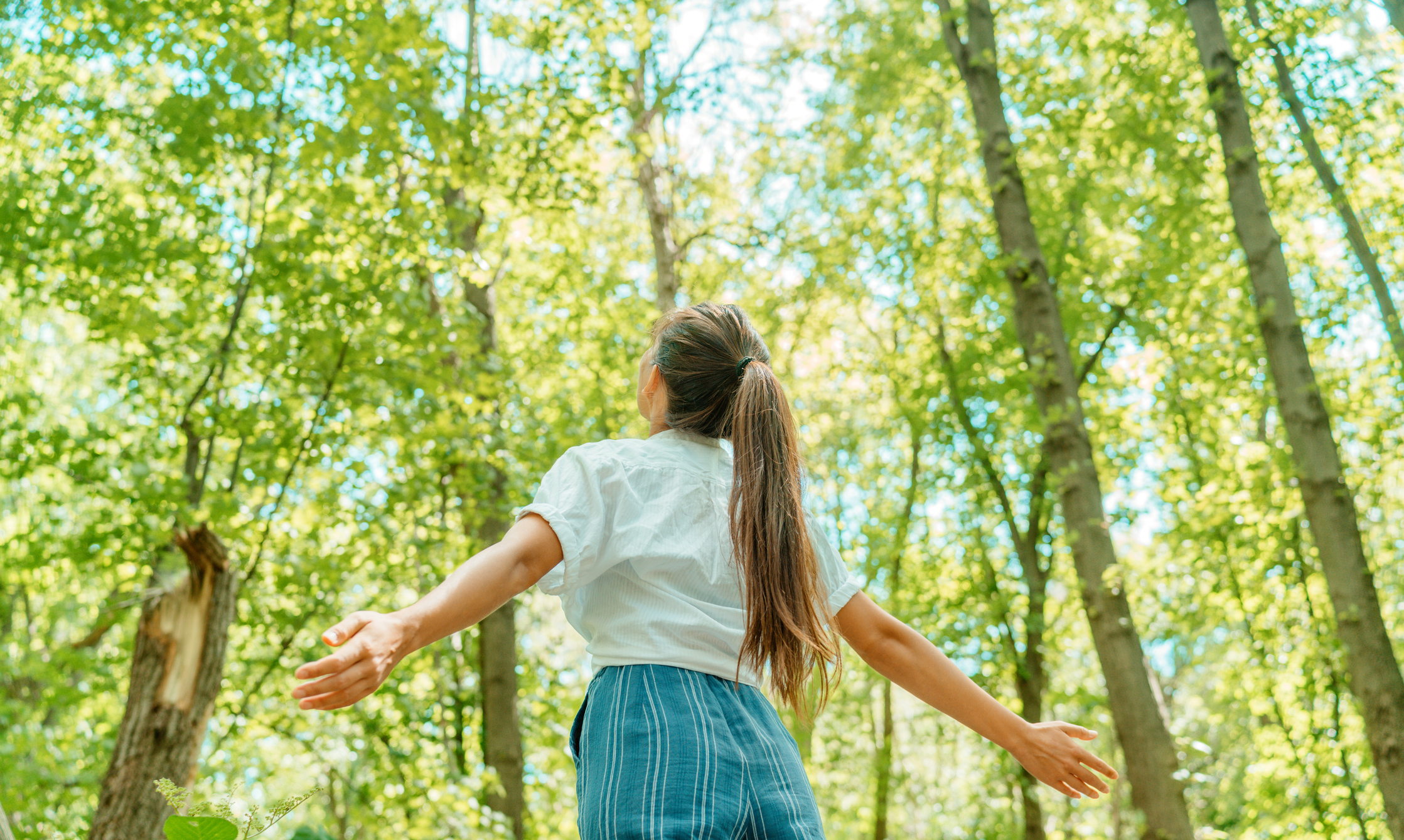 Femme se relaxant dans la forêt