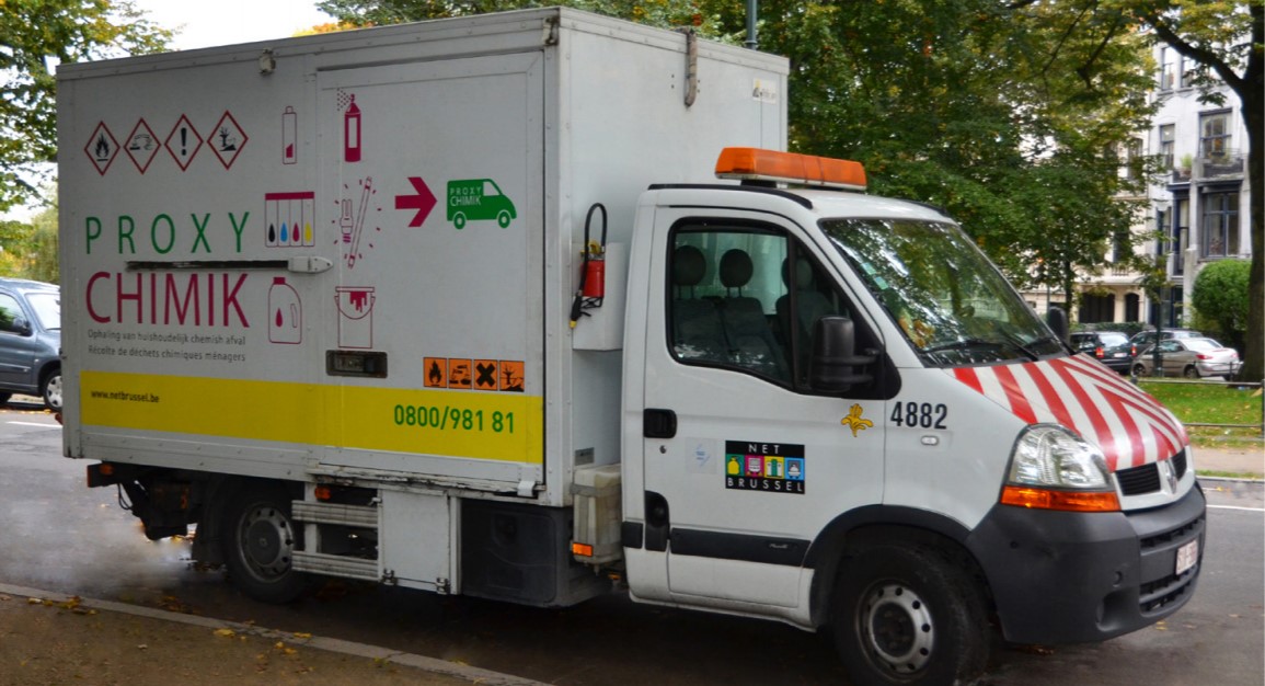 La photo représente le camion au logo de Bruxelles propreté. Les parois du camion reprennent en grand les termes Proxychimik ainsi que le numéro du central téléphonique de Bruxelles Propreté. Des illustrations y sont imprimées pour identifier le type de produits transportés dont les symboles de danger des produits.