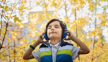 Enfant avec des écouteurs sur la tête