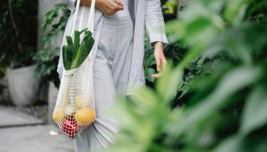 Femme portant un sac réutilisable 