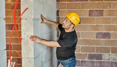 Un ouvrier en train de rénover un bâtiment