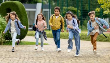 Enfants dans une cour d'école