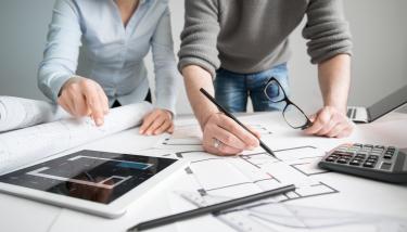 Des concepteurs devant un plan