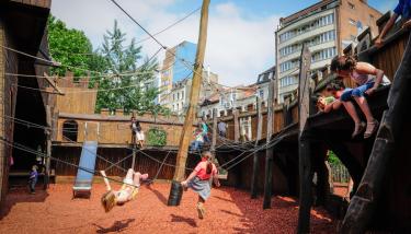 Kinderen spelen op een speelplaats