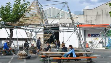 Des bâtiments avec des gens à l'extérieur sur le site Circularium