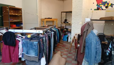 Vêtements de seconde main sur une tringle