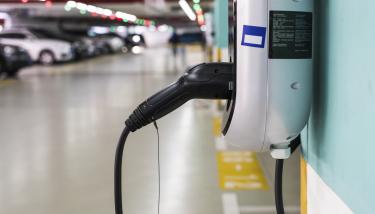 Borne de recharge dans un parking