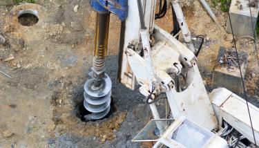 Foreuse hydraulique sur un chantier