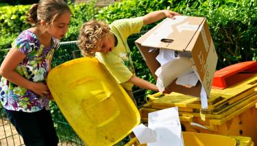 Personne triant ses déchets