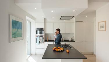 Homme et enfant dans sa maison