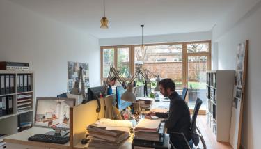 Un homme assis derrière un ordinateur
