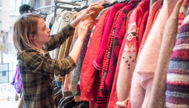 Femme qui choisit des vêtements