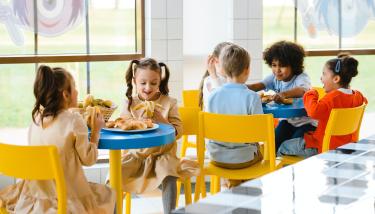 Enfants à la cantine de l'école