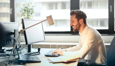 Personne à son bureau
