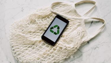 Un téléphone portable sur un sac en tissu