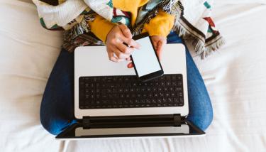 Vrouw op zetel met warme pull en poncho