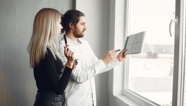 PEB d'un logement-personnes devant une fenêtre