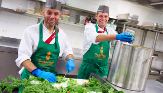 deux cuisiniers qui coupent des légumes