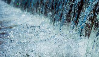 Gros plan d'eau en train de s'écouler
